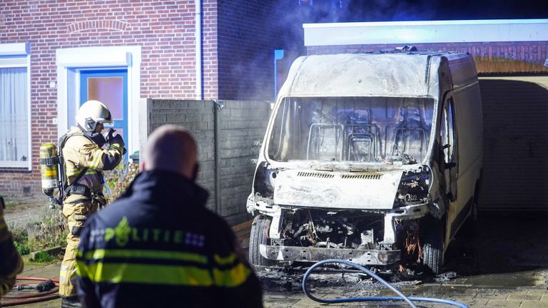 Bestelbus door brand verwoest in Oss (Foto: Gabor Heeres/SQ Vision). 