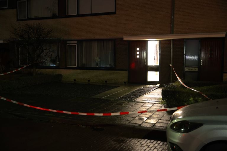 De politie heeft het huis in Best waar de explosie plaatsvond, afgezet met lint (foto: Sander van Gils/SQ Vision).
