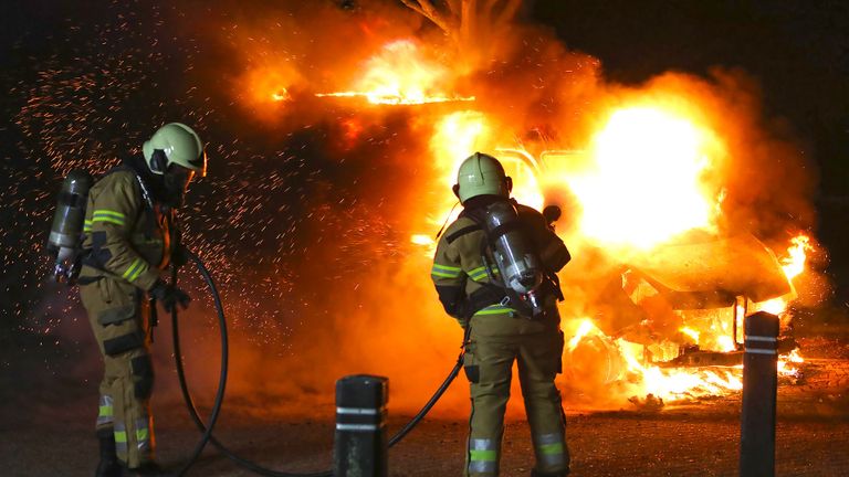 De brandweer kon de bestelbus niet meer redden van de vlammen (foto: Gabor Heeres/SQ Vision)
