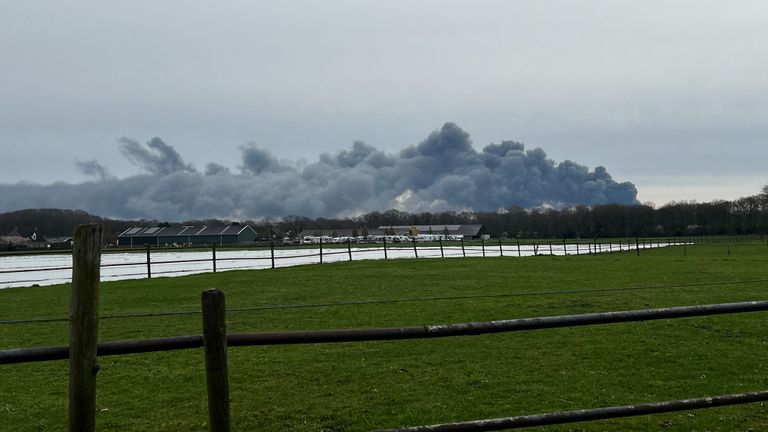 Ook vanuit Bosschenhoofd zijn de rookwolken goed te zien (foto: Jennifer Hack).