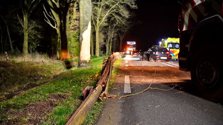 De automobilist belandde door nog onbekende oorzaak met zijn auto op de verkeerde weghelft en botste vervolgens tegen een boom langs de weg (foto: Rico Vogels/SQ Vision). 