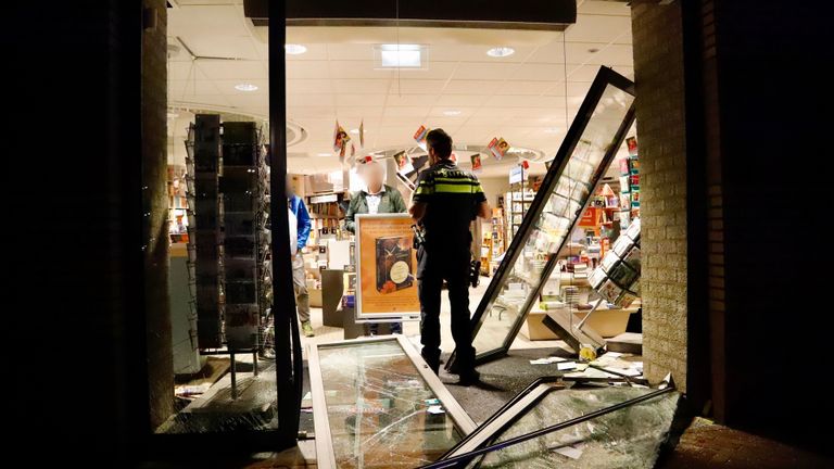 Een ravage in de winkel nadat ramkrakers toesloegen (foto: SK-Media / SQ Vision).