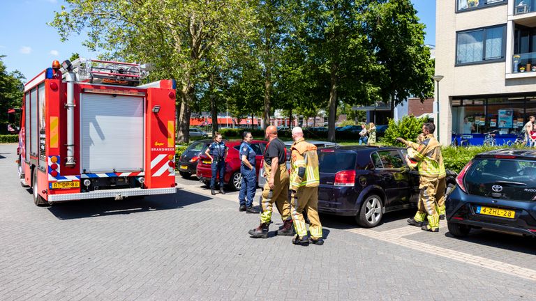 De brandweer slaagde erin het kind uit de warme auto te halen (foto: Jurgen Versteeg/SQ Vision).