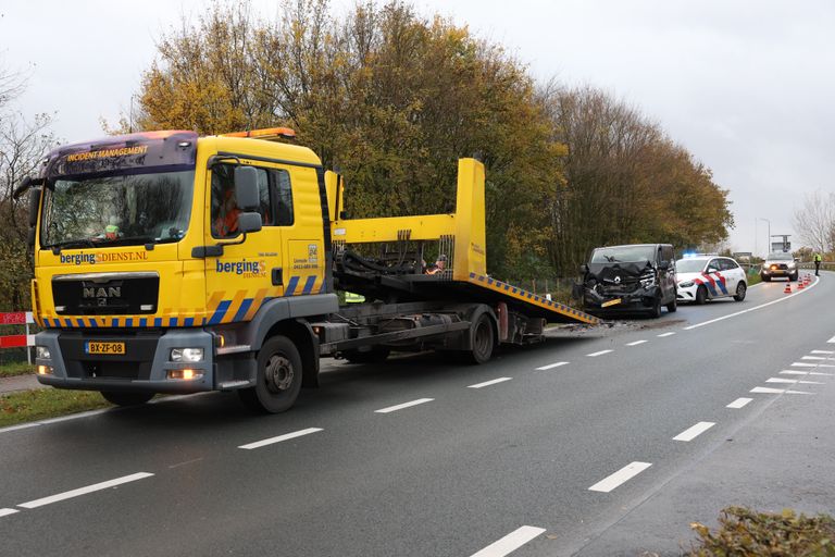 Een bestelbus is na de botsing bij Boxtel meegenomen door een bergingsbedrijf (foto: Sander van Gils/SQ Vision).