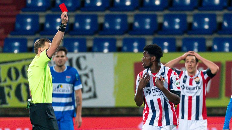 Het moment van de wedstrijd, rood vaoor Kwasi Wriedt (foto: MaRicMedia).