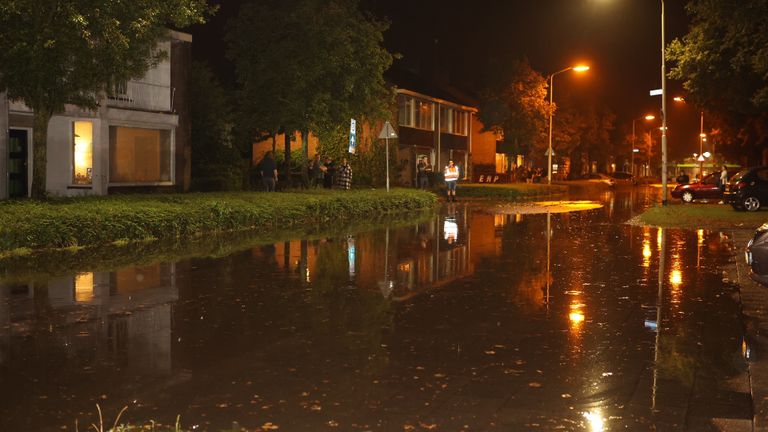 In Vlijmen staan straten blank na hevige regenbuien. Foto: SQ Vision / Bart Meesters