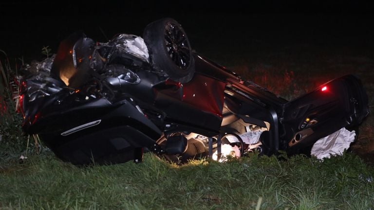 Een van de auto's kwam ondersteboven tot stilstand na de botsing op de A50 (foto: Sander van Gils/SQ Vision).