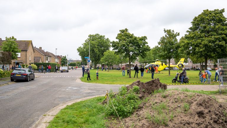 De traumaheli trok veel bekijks in Drunen (foto: Iwan van Dun/SQ Vision).