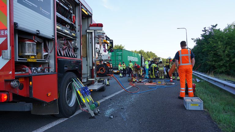 Vanwege het ongeluk op de A27 bij Bavel werden verschillende hulpdiensten opgeroepen (foto: Jeroen Stuve/SQ Vision).