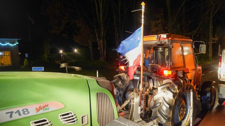 De boeren waren in alle vroegte bij het huis van Van Eerd (foto: Gabor Heeres/SQ Vision).