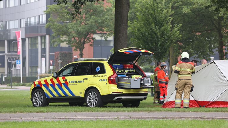 Na de botsing op de Hervensebaan in Den Bosch werden meerdere hulpdiensten opgeroepen (foto: Bart Meesters).