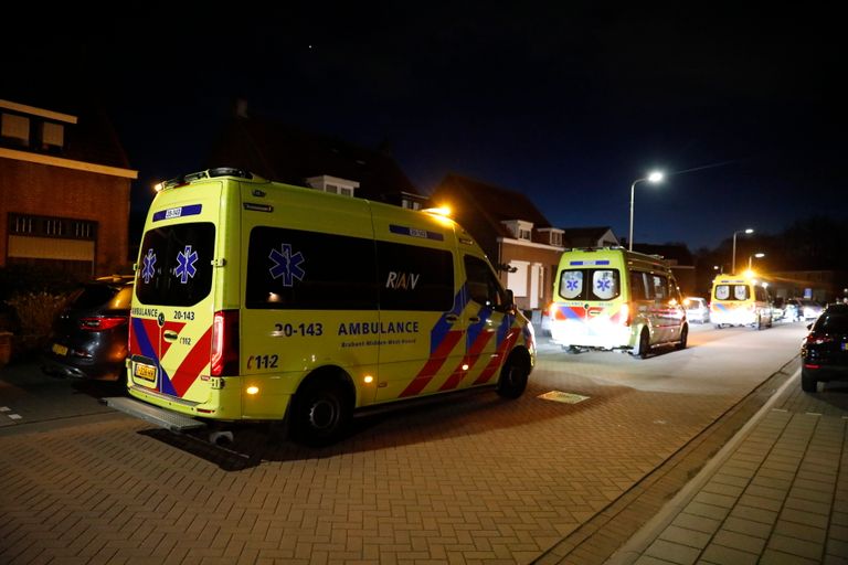 Vanwege de ernst van het ongeluk op de Zundertseweg in Roosendaal werden diverse hulpdiensten opgeroepen (foto: Christian Traets/SQ Vision).