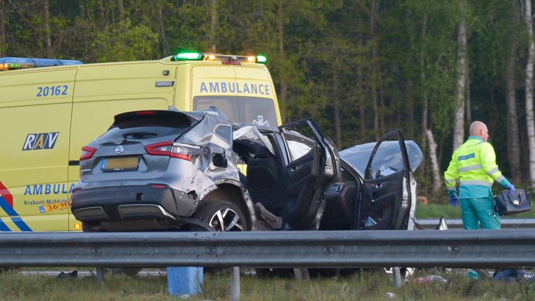 Een auto kwam op de vangrail langs de A58 bij Ulvenhout terecht (foto: Perry Roovers/SQ Vision).