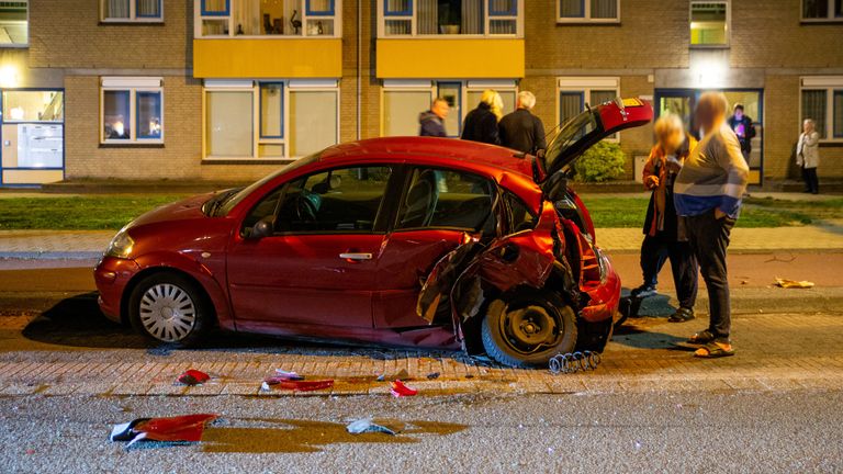 De automobilist raakte een geparkeerde auto langs de Tilburgseweg in Oosterhout (foto: Mathijs Bertens/SQ Vision).
