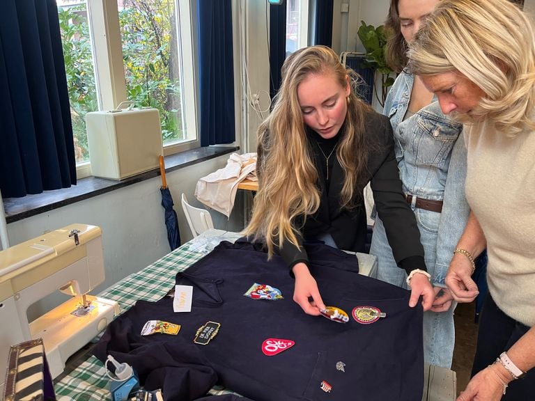 Rowan bekijkt waar de emblemen op haar meegebrachte kielen moeten komen (foto: Megan Hanegraaf). 