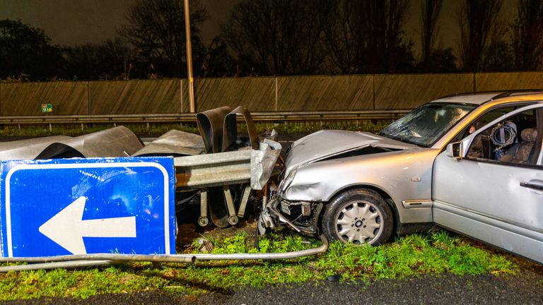 Auto botst tegen punt van vangrail (Foto: Mathijs Bertens/ SQ Vision)