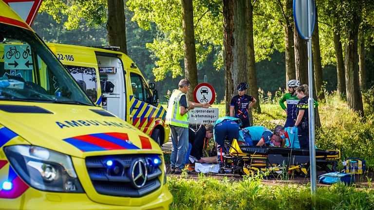 Twee wielrenners zouden naar een ziekenhuis zijn gebracht (foto: Sem van Rijssel/SQ Vision).