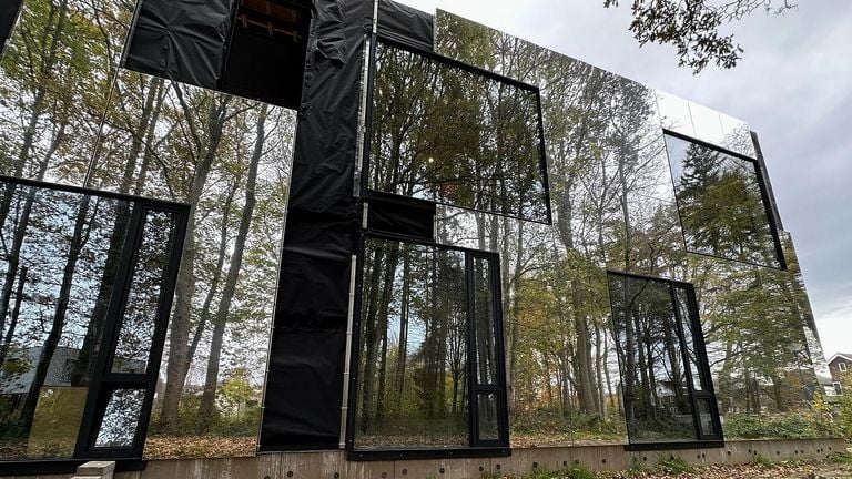 De spiegelvilla is bijna klaar (foto: Rogier van Son).