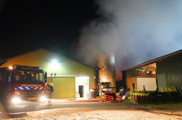 Het vuur woedde in een schuur van een geitenhouderij in Heeswijk-Dinther (foto: Bart Meesters).