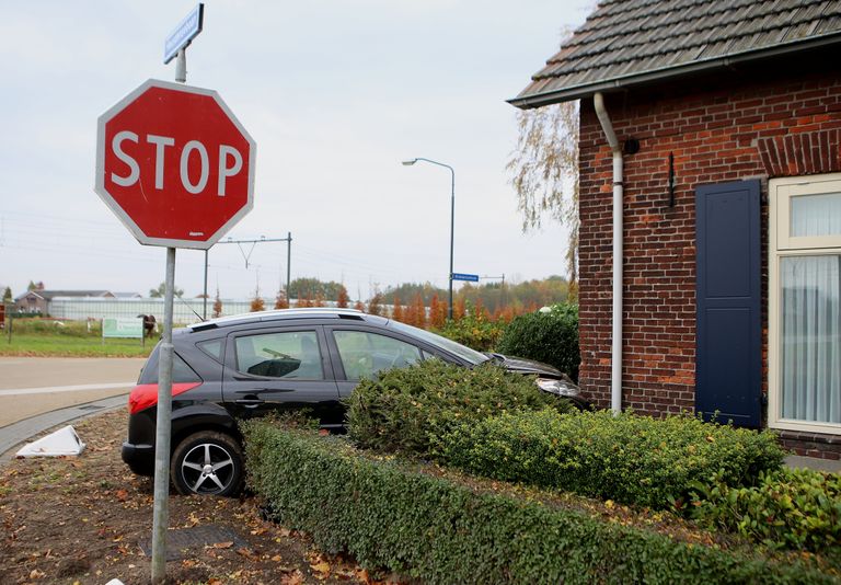 Een auto tegen de gevel in 2015 (foto: Bart Meesters/SQ Vision Mediaprodukties).