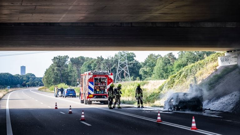 De bestuurder stapte uit onder een viaduct bij de Burgemeester Letschertweg en zag zijn auto in vlammen opgaan (foto: Jack Brekelmans/SQ Vision).