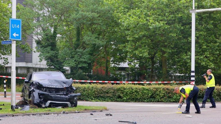 De ravage op de kruising in Den Bosch was aanzienlijk na de aanrijding (foto: Bart Meesters).