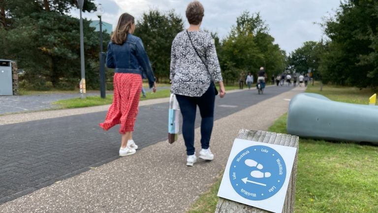 Bordjes geven de wandelroute rondom het meer aan (foto: Rogier van Son).