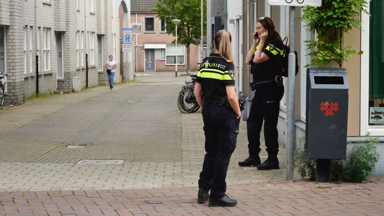 Diverse agenten werden ingezet bij de gecoördineerde actie in Breda (foto: Perry Roovers/SQ Vision Mediaprodukties).