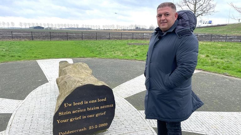 Mustafa Bahcecioglu bij het monument van de Poldercrash (foto: Erik Peeters)