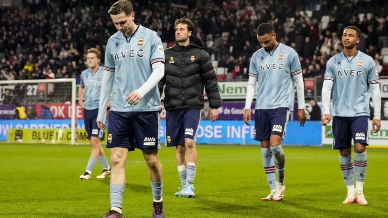 De spelers van Willem II druipen af na een forse nederlaag tegen Sparta (foto: ANP)