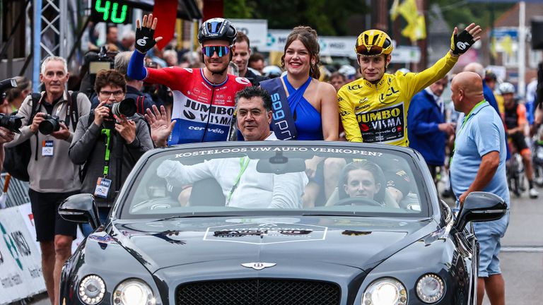 Ereronde voor de start voor Dylan van Baarle (links) en Jonas Vingegaard (foto: ANP / Vincent Jannink).