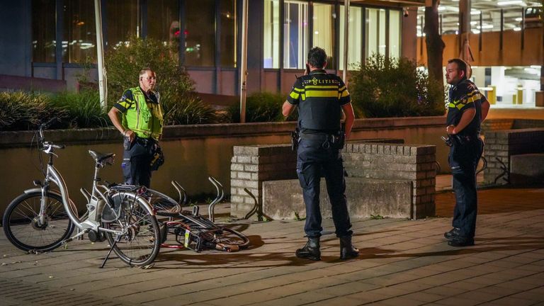 Agenten voor het politiebureau in Eindhoven (foto: SQ Vision).