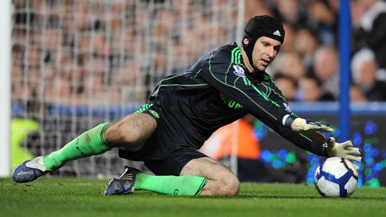 Petr Cech droeg jarenlang een helm in het doel (Foto: ANP/Daniel Hambury).