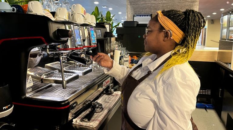 Nusha Coffie werkt als barista (foto: Rogier van Son).