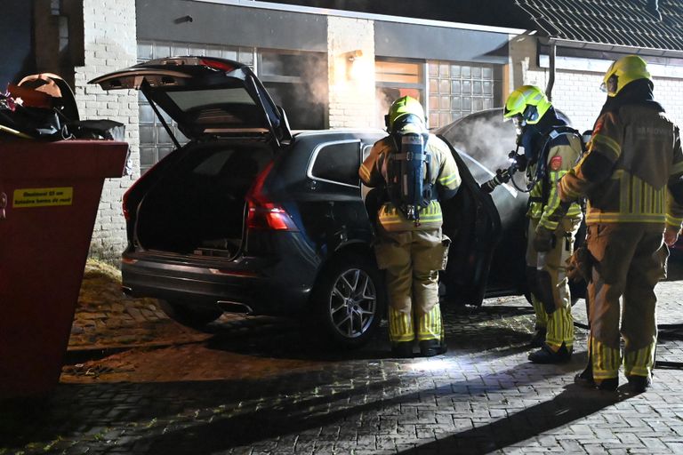 De brandweer bluste de auto aan de Van Schootenstraat in Breda (foto: Perry Roovers/SQ Vision).