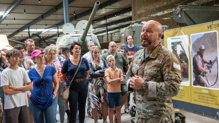 Bezoekers stellen vragen aan Marco Kroon (Foto: Albert Hendriks). 