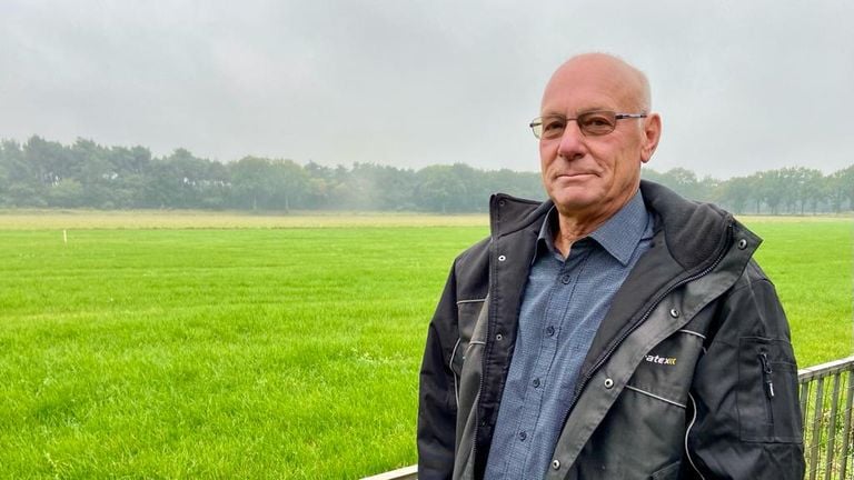 Rien van Gink terwijl achter hem de rook optrekt (foto: Erik Peeters).