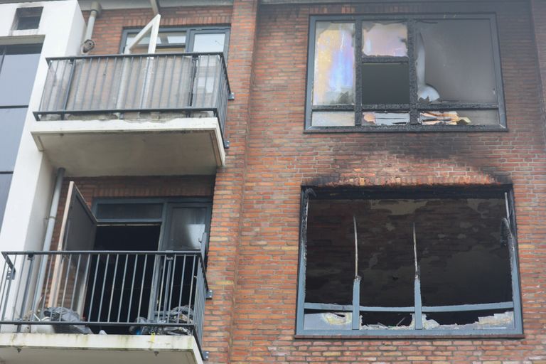 De schade aan de flat aan de Jan van de Capellelaan in Eindhoven is bij daglicht goed te zien (foto: Arno van der Linden/SQ Vision).