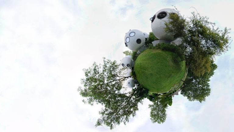 Foto die Jaap Joris Vens maakte van zijn bolwoning (Little Planet)