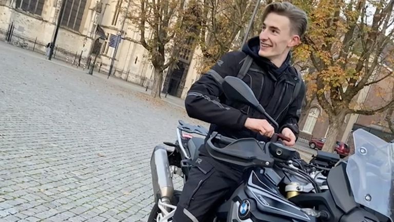 Trotse Max met zijn motor op de Parade bij de Sint Jan in Den Bosch. (Foto: privécollectie Max Looman)