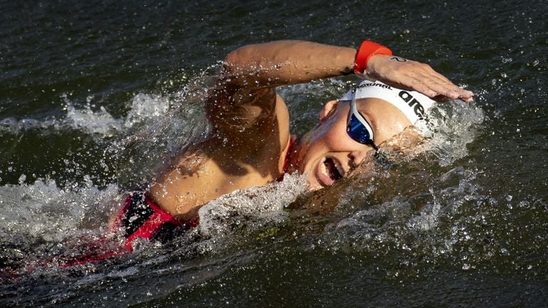 Sharon van Rouwendaal tijdens het openwaterzwemmen in de Seine tijdens de Olympische Spelen (foto: ANP 2024/Robin van Lonkhuijsen).