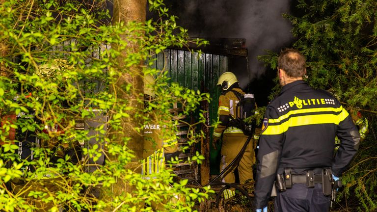 Van de chalet op de Oosterhoutse camping bleef weinig over (foto: Mathijs Bertens/SQ Vision).