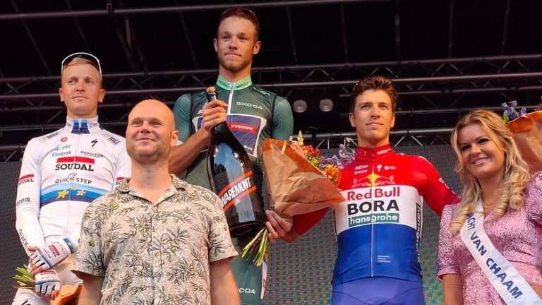 Het podium van de Acht van Chaam: winnaar Jonathan Milan, nummer twee Tim Merlier en Danny van Poppel als derde. (Foto: Leon Voskamp)