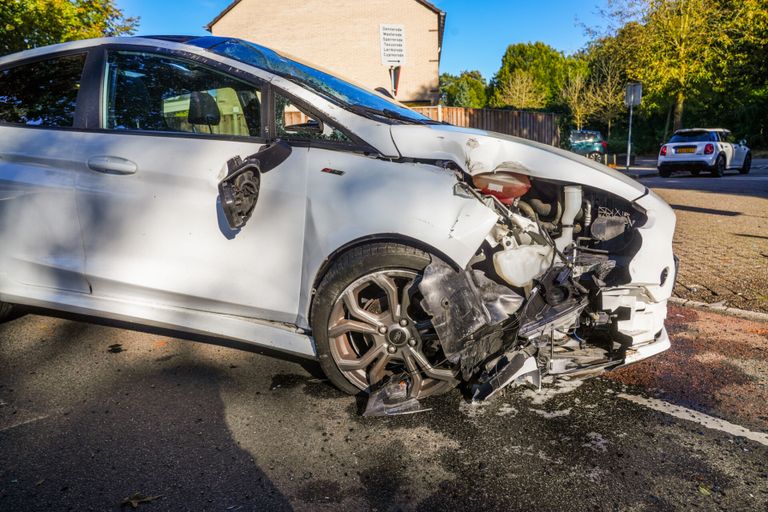 De auto raakte bij het ongeluk in Helmond zwaar beschadigd (foto: Dave Hendriks/SQ Vision).