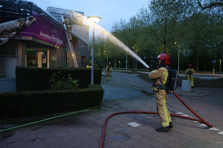 De brandweer blust aan De Ronde in Best (foto: Sander van Gils/SQ Vision).