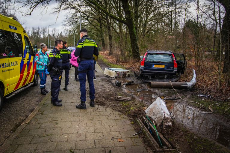 Auto raakt van de weg in Eindhoven (Foto: SQ Vision)