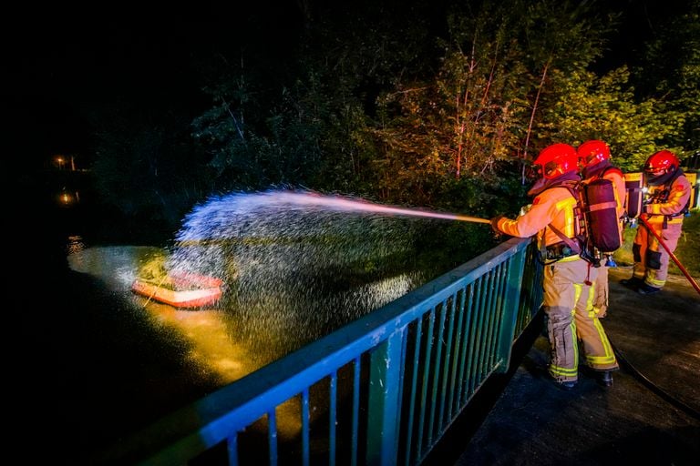 Vanwege de snelle stroming stelde de brandweer zich op bij een brug aan de Van Oldenbarneveltlaan om vanaf daar het vuur te blussen (foto: SQ Vision). 