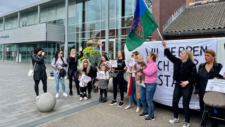 Woonwagenbewoners voeren actie bij het gemeentehuis in Hoogerheide (foto: Erik Peeters).