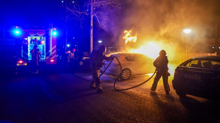 Ook andere auto's werden voor de zekerheid bespoten met schuim (foto: Dave Hendriks/SQ Vision)