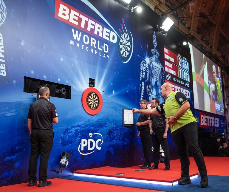 Michael van Gerwen in actie op het  World Matchplay (foto: PDC).